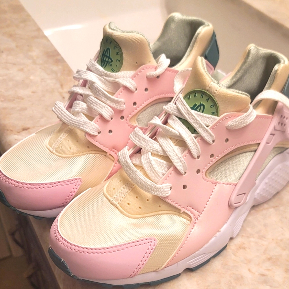 NIKE HUARACHES  SIZE 5.5Y